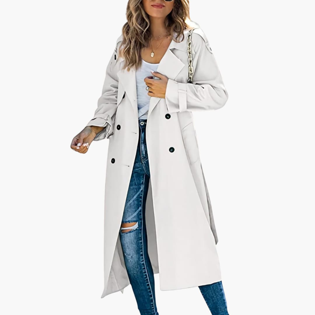 Zijaanzicht van een modieuze dames trenchcoat, met gestroomlijnd silhouet en reverskraag.