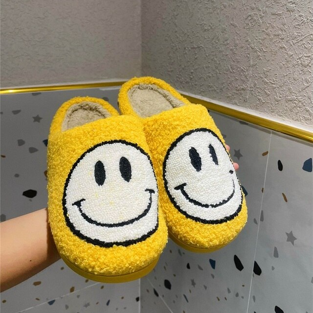 Vrolijke gele smiley dames slippers, warm en comfortabel voor thuis. Ideaal voor koude voeten.