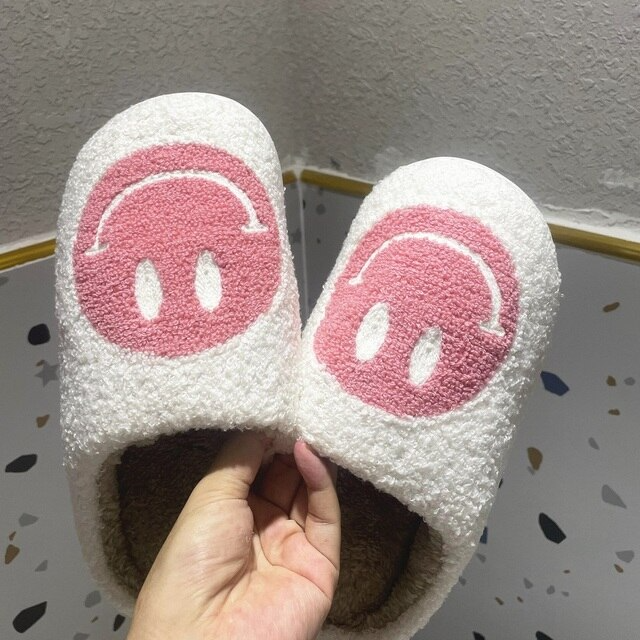 Dames huis slippers met lachende smiley, zacht pluche en antislipzool voor comfort en veiligheid.