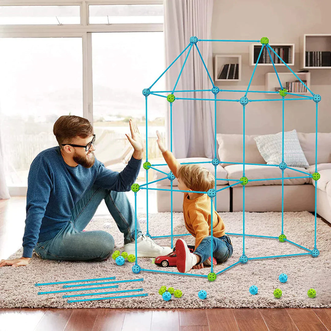 Kinderen bouwen enthousiast hun eigen fort met het MALORIA speeltent bouwpakket, voor urenlang creatief speelplezier.