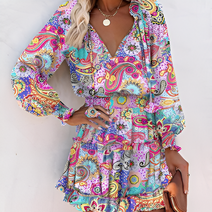Lina damesjurk met ruches en vrolijke print, een comfortabele casual jurk voor zomerse mode en stranddagen.