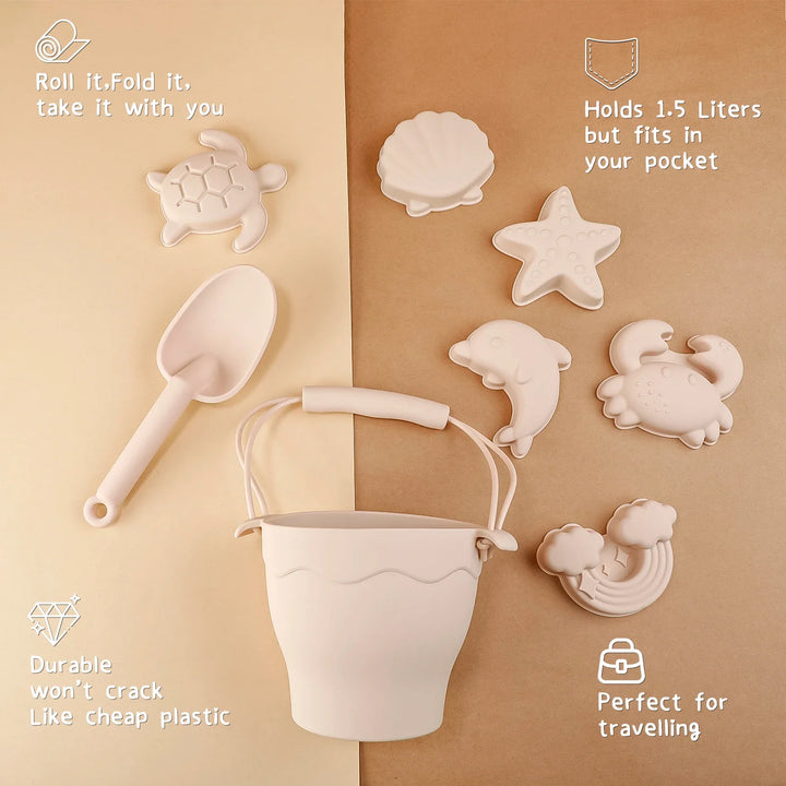 "Vrolijke Silicone Beach Set met emmer en speeltjes in blauwe, gele en groene tinten; veilige, milieuvriendelijke keuze."