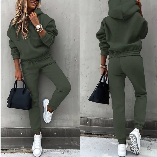 "Vrouw jogging set in blauw, ademend en zacht materiaal, elastische taille, klassieke pasvorm, ideaal voor casual stijl."