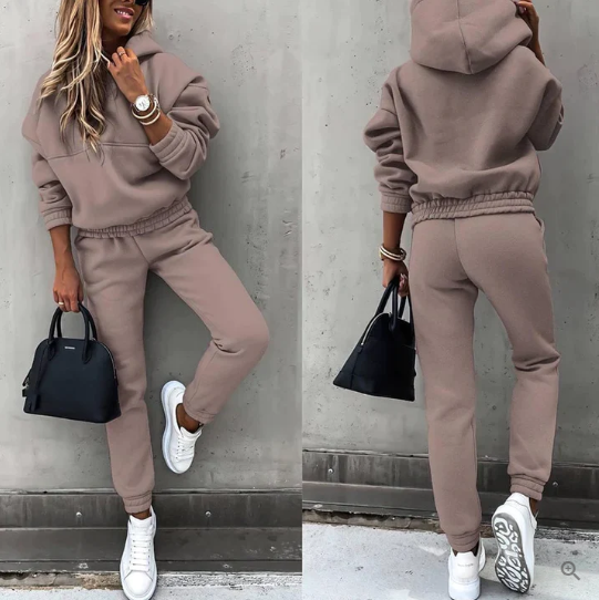 "Vrouw jogging set in blauw, ademend en zacht materiaal, elastische taille, klassieke pasvorm, ideaal voor casual stijl."