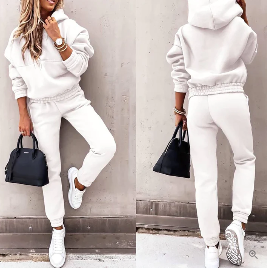"Vrouw jogging set in blauw, ademend en zacht materiaal, elastische taille, klassieke pasvorm, ideaal voor casual stijl."