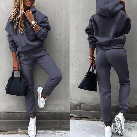 "Vrouw jogging set in blauw, ademend en zacht materiaal, elastische taille, klassieke pasvorm, ideaal voor casual stijl."