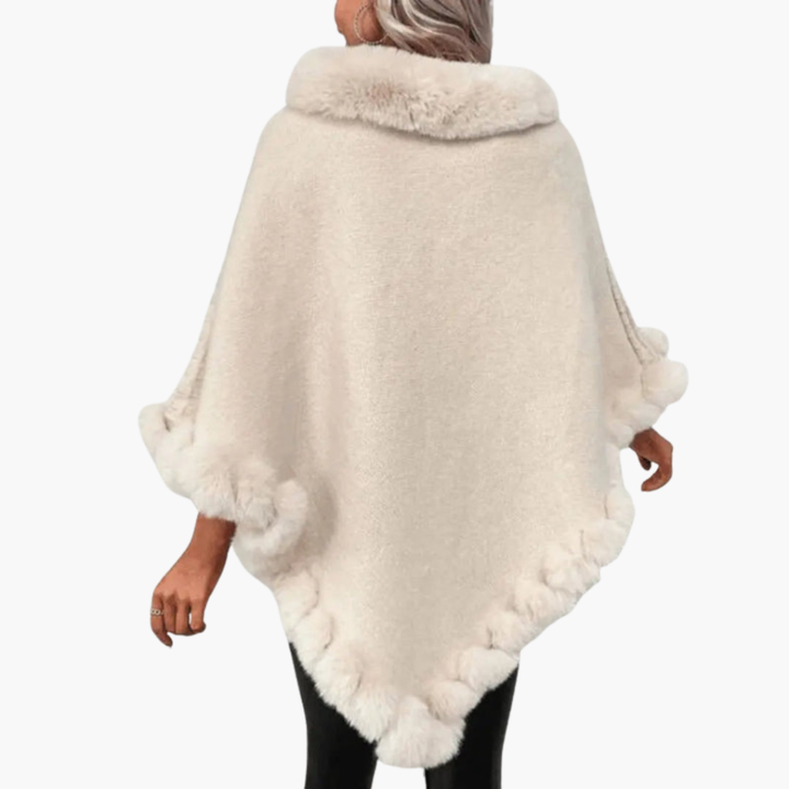 Modieuze gebreide damesponcho met oversized design en pluche nepbont, perfecte aanvulling op elke outfit.
