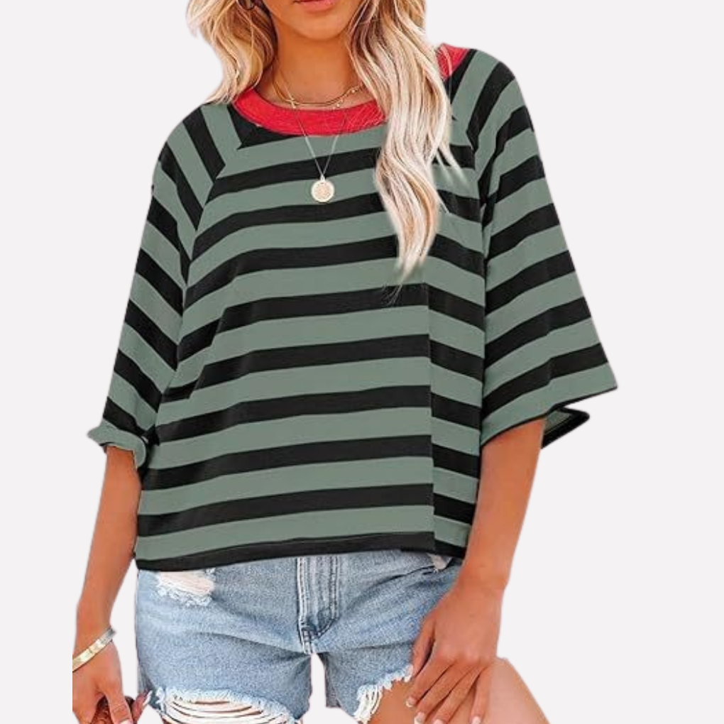Stijlvolle dames top: gestreept kleurblok design, crewneck en korte mouwen. Ideaal voor een ontspannen, zomerse look.