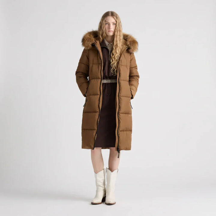 Vrouwen lange winterjas met luxe bontkraag. Stijlvolle warme damesjas van polyester voor de wintercollectie.
