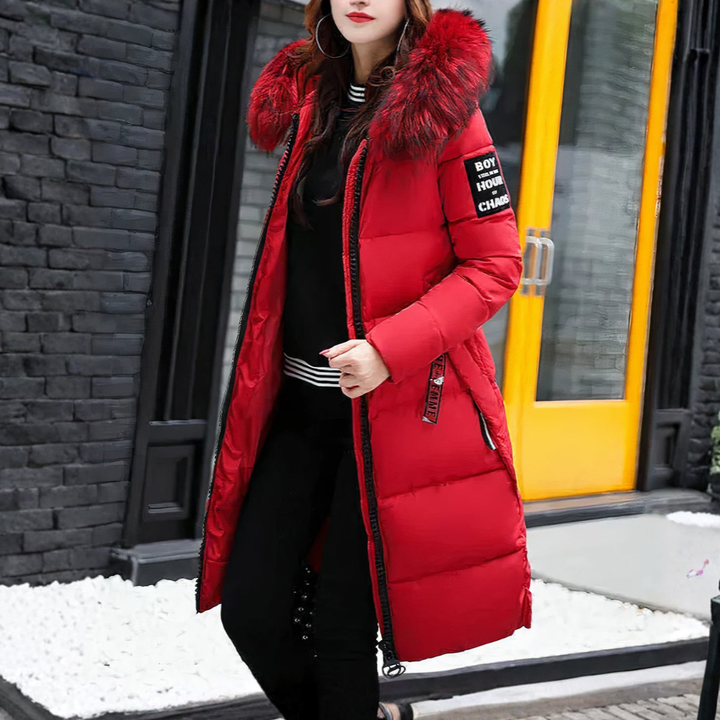 Warme lange damesjas van polyester met pluizige bontkraag. Comfortabele en modieuze winterjas voor vrouwen.