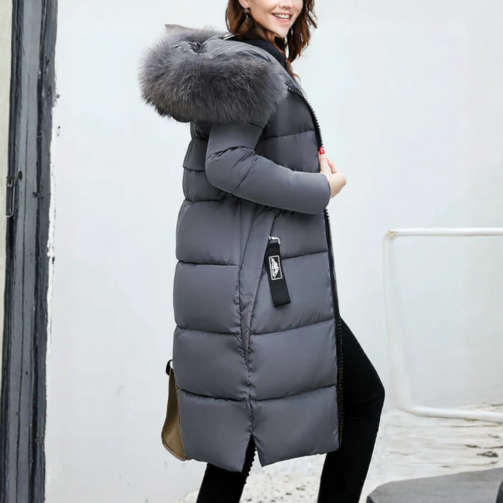 Modieuze lange damesjas met bontkraag. Een elegante polyester winterjas uit de nieuwste wintercollectie.