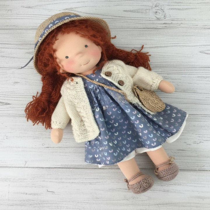 Kindvriendelijke Waldorf pop Elora, handgemaakt met natuurlijk katoen. Een pedagogische en pluche knuffel.