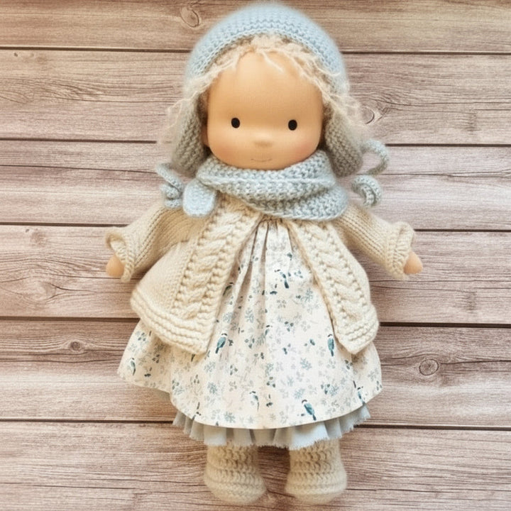 Glimlachende Elora Waldorf pop, zacht pluche en handgemaakt van natuurlijk katoen. Lief cadeau voor kinderen.