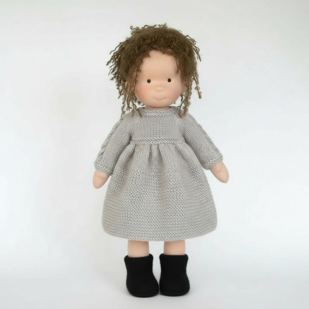 Speelse Waldorf pop Elora, handgemaakt met natuurlijk katoen. Duurzaam en pluche speelgoed voor fantasie.