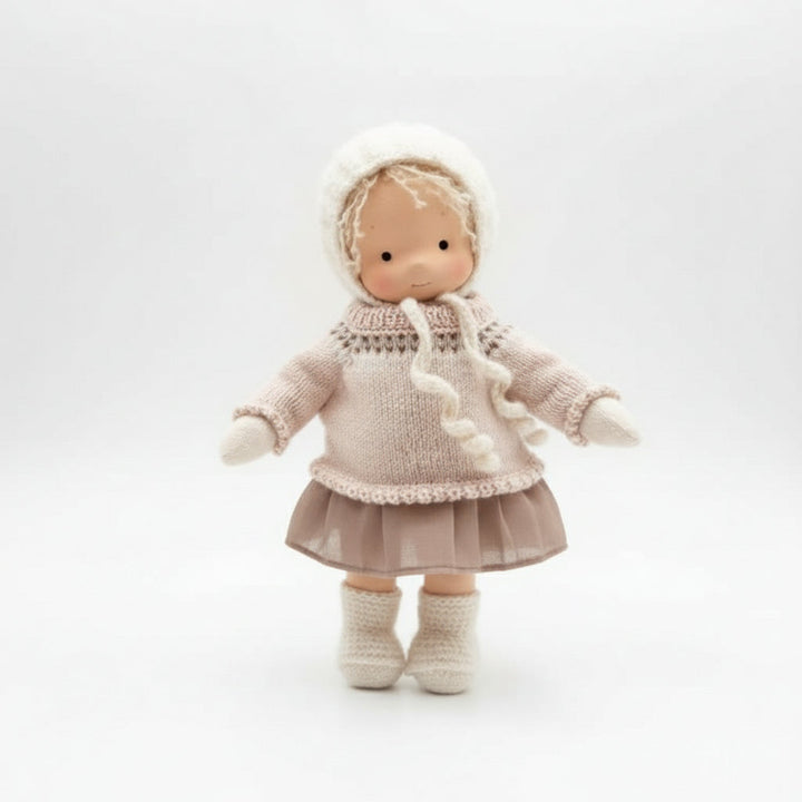 Waldorf knuffel Elora, handgemaakt van natuurlijk katoen, een duurzaam en pedagogisch geschenk voor het kind.
