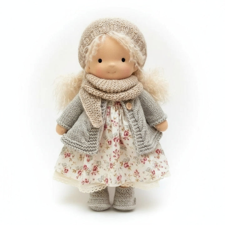 Natuurlijk katoenen Waldorf pop Elora, handgemaakt, pluche en duurzaam speelgoed voor een kindervriend.