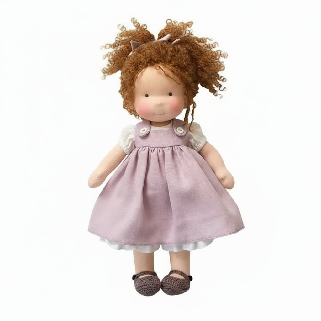 Elora, de unieke handgemaakte Waldorf knuffelpop van natuurlijk katoen. Perfect voor fantasierijk spel.