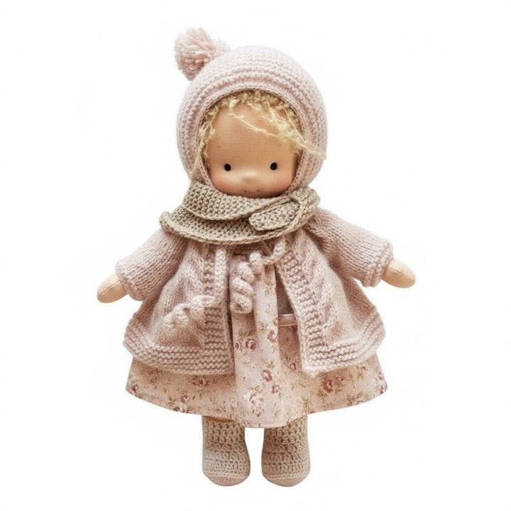 Duurzame Waldorf pop Elora, handgemaakt van natuurlijk katoen. Een pluche knuffel voor kindercadeau.