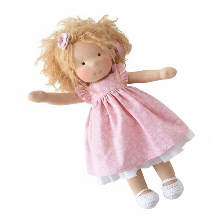 Elora, de natuurlijke katoenen Waldorf pop. Handgemaakt, pluche, stimuleert fantasie bij kinderen.