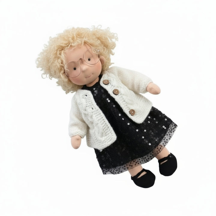 Waldorf pop Elora, een handgemaakte knuffel van natuurlijk katoen. Duurzaam en fantasierijk speelgoed.