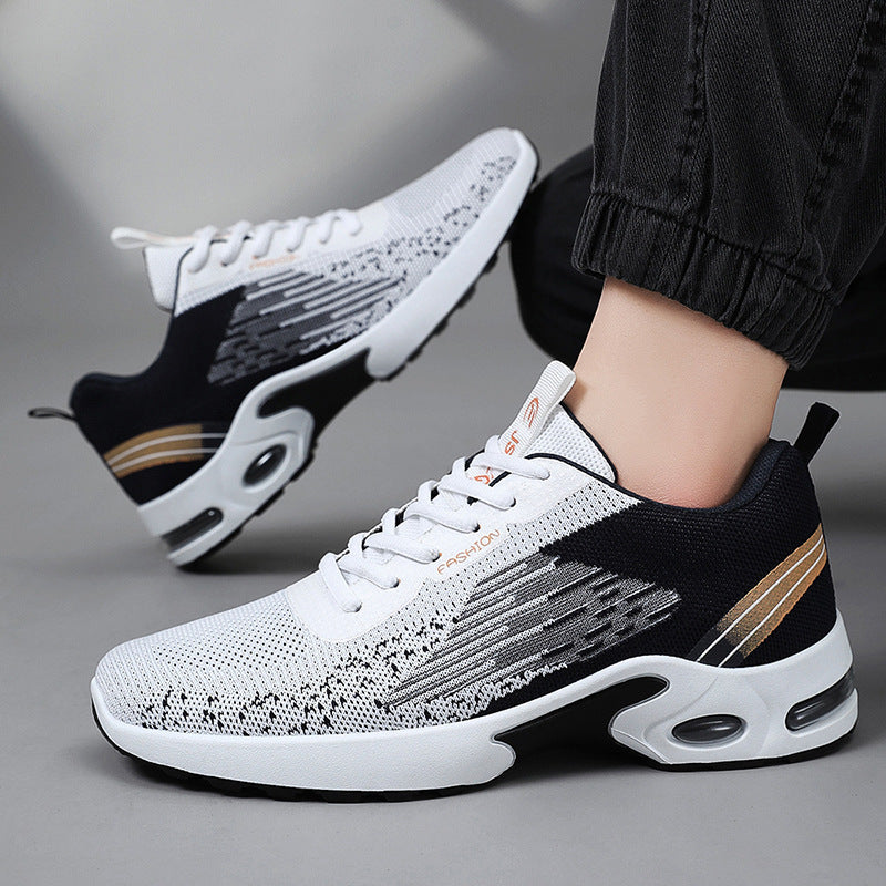 Zijaanzicht van comfortabele heren sneakers met vetersluiting