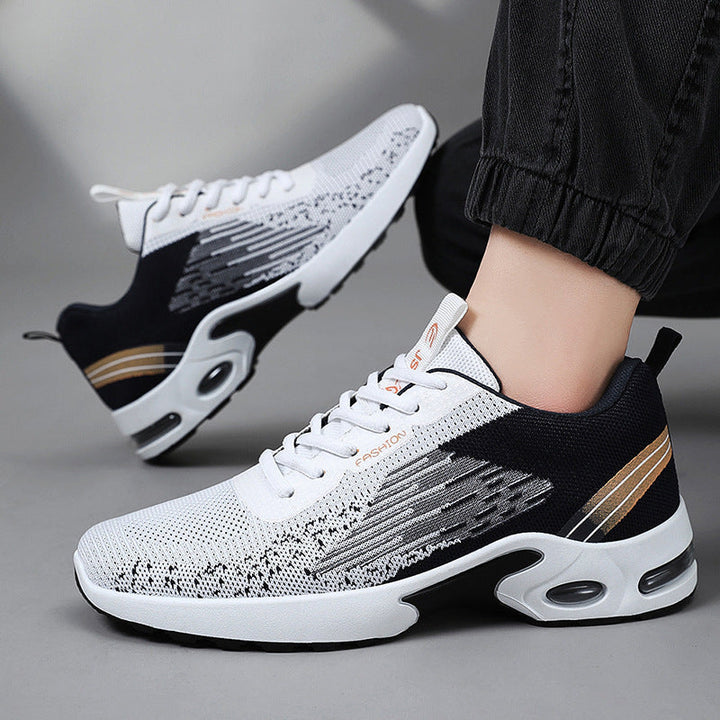 Zijaanzicht van comfortabele heren sneakers met vetersluiting
