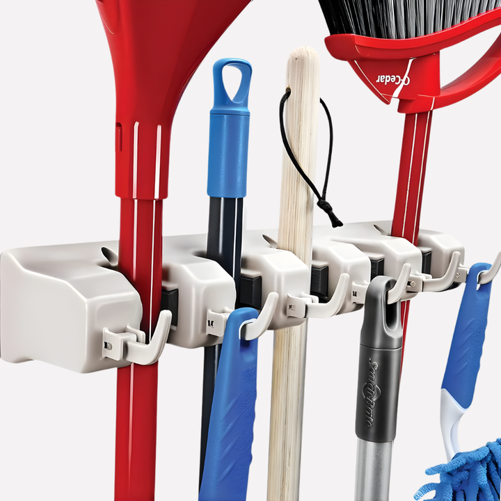 Compacte wand opberger voor bezems en gereedschap, een efficiënt wandrek voor een opgeruimde keuken, wasruimte of garage.