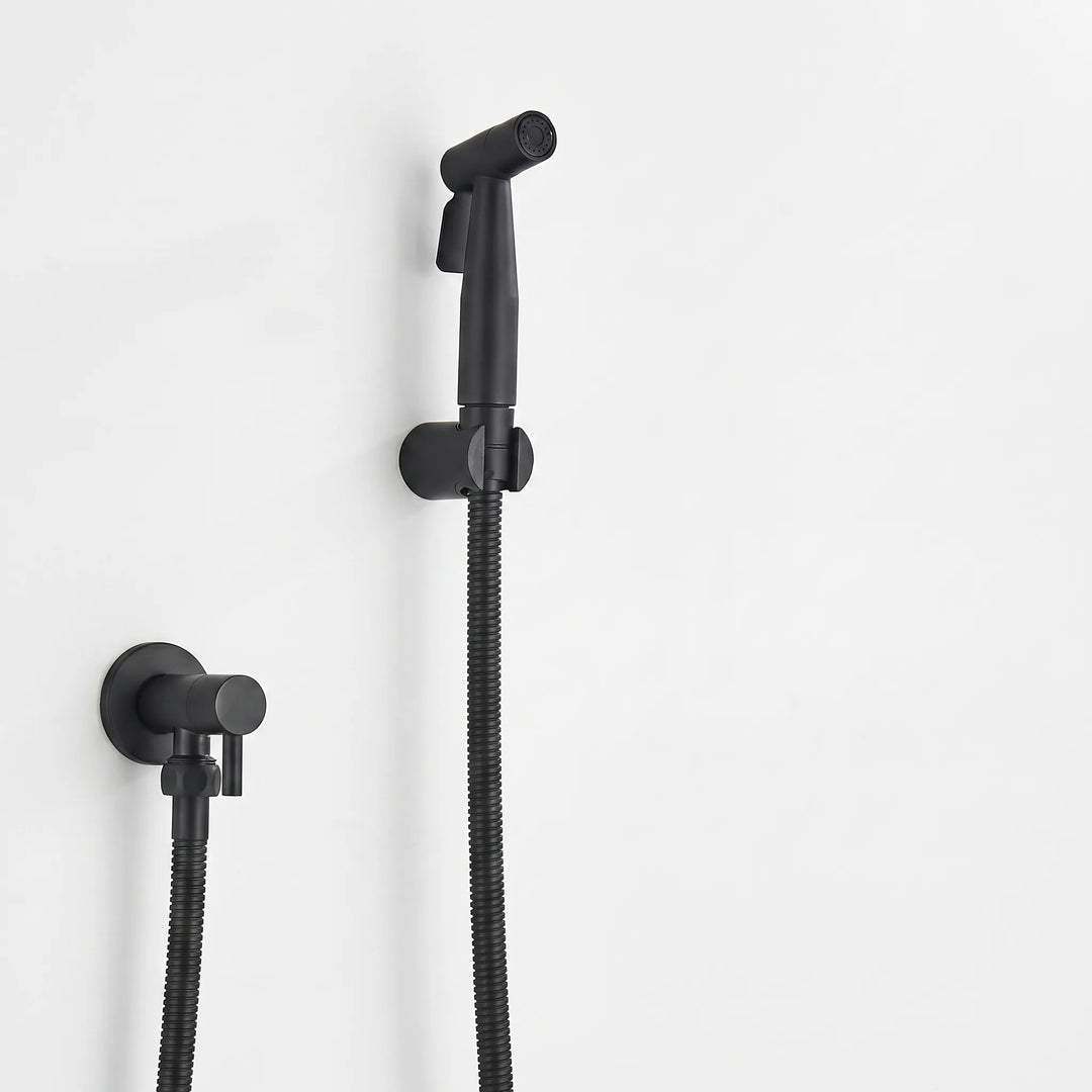 Complete bidet sproeier set met handsproeier, flexibele slang en muurbeugel; ideaal voor badkamer en toilet.
