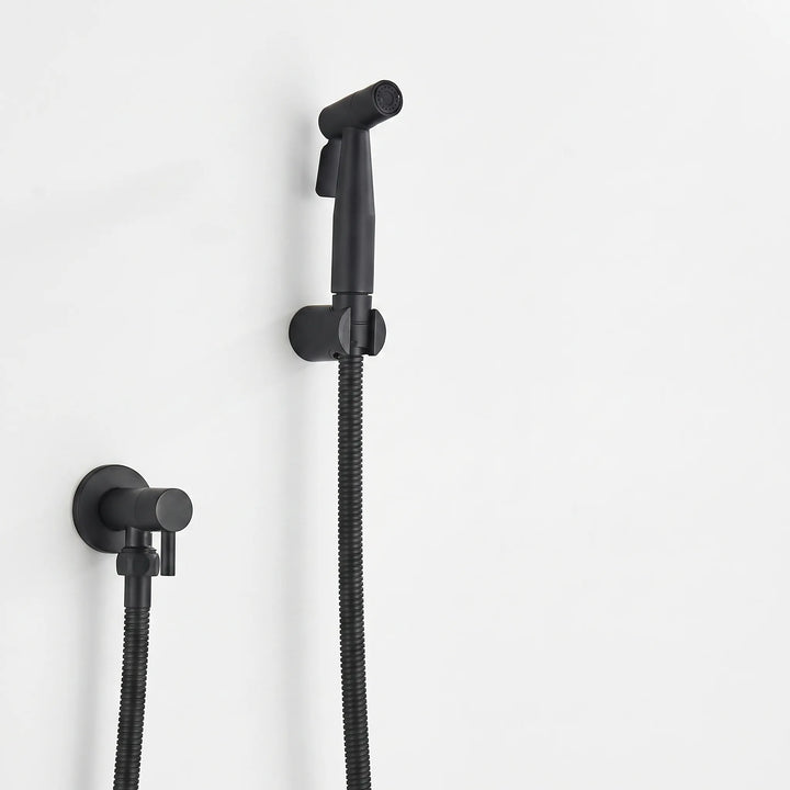 Complete bidet sproeier set met handsproeier, flexibele slang en muurbeugel; ideaal voor badkamer en toilet.