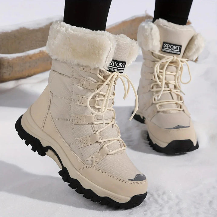 Warme, comfortabele dames winterlaarzen met vetersluiting, ideaal voor koude dagen. Antislipzool voor extra grip.