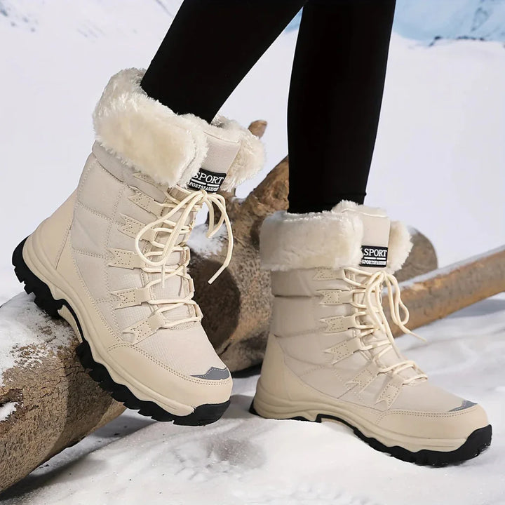 Stijlvolle dames winterlaarzen met vetersluiting voor wintermode. Warm, comfortabel en met antislipzool.