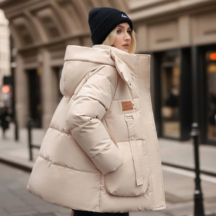 Warme dames pufferjas met dons, katoenvulling en verstelbare capuchon, wind- en waterdicht, elegant voor winterse stijl.