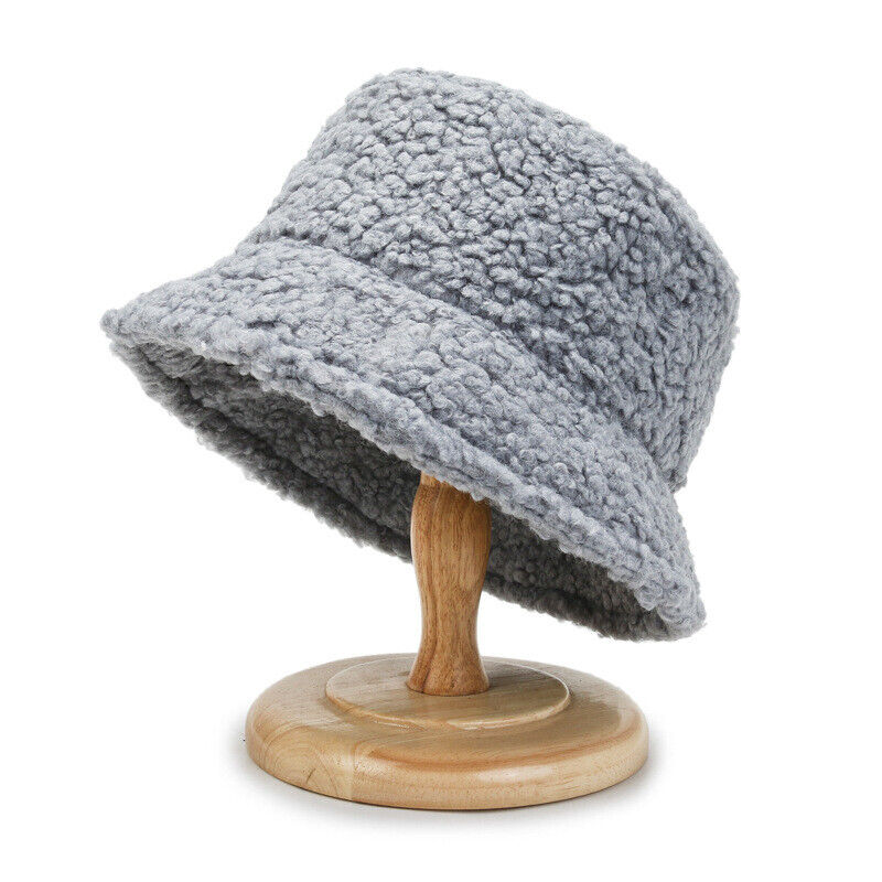 Modieuze dames vissershoed van pluche teddy stof, ideaal als warme beanie vervanger.