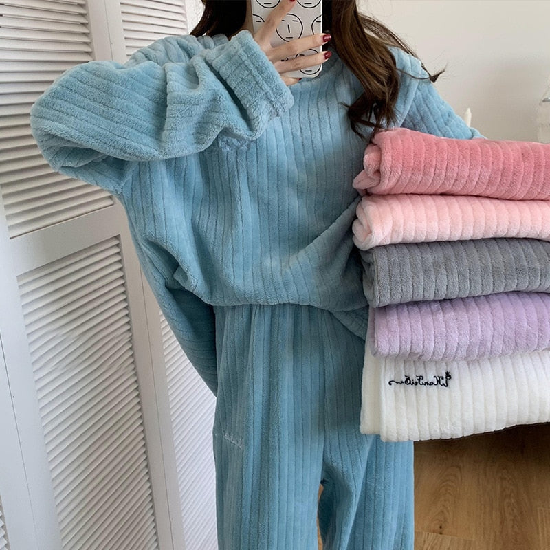 Warme koraal fleece damespyjama set. Comfortabele 2-delige loungewear voor winteravonden.