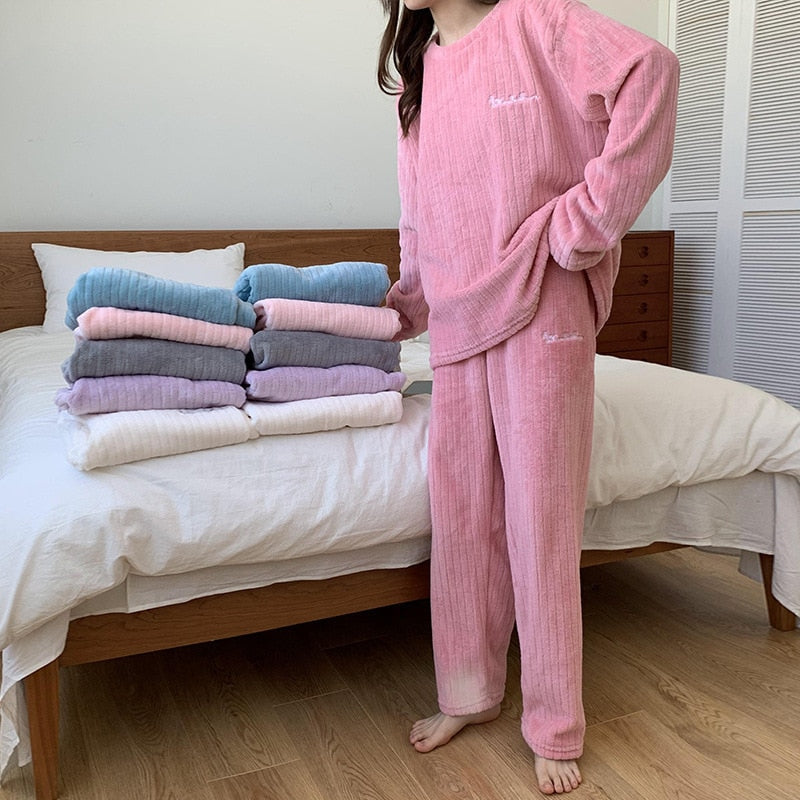 Zachte koraalfleece dames pyjama. Ideaal als warme winterse loungewear en comfortabel thuispak.