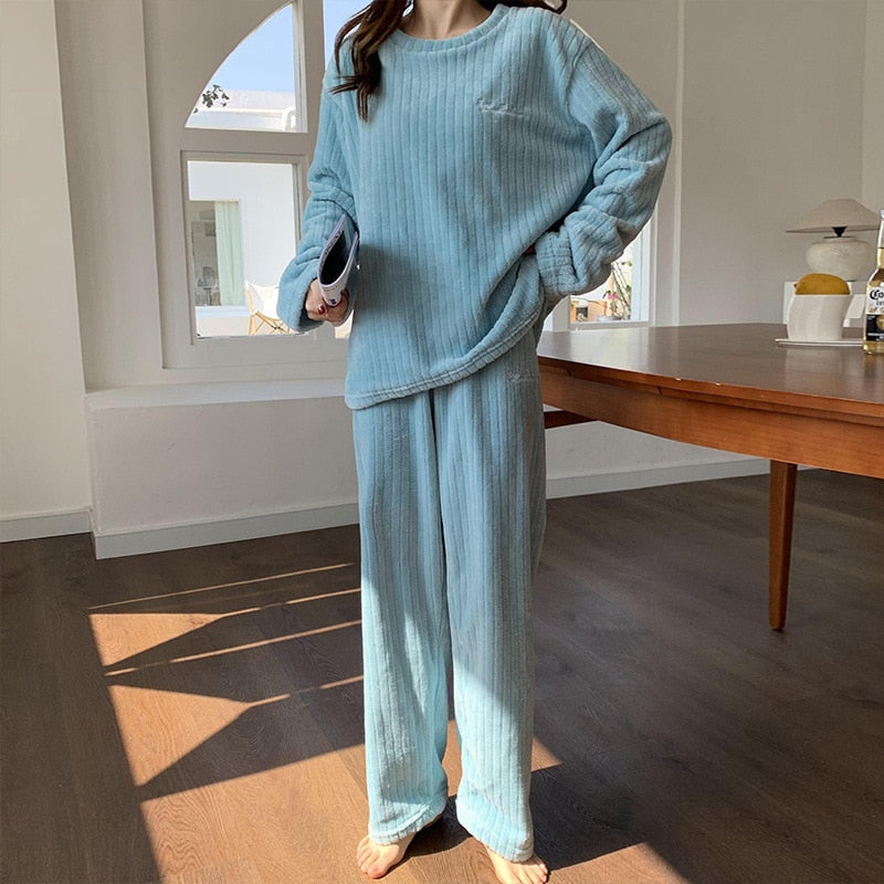 Knusse koraalroze fleece damespyjama. Zachte, warme loungewear set voor comfort thuis.