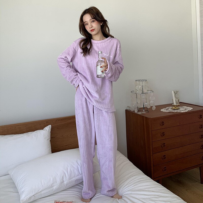 Stijlvolle dames koraalfleece pyjamaset. Warme 2-delige loungewear voor ontspannen winteravonden.