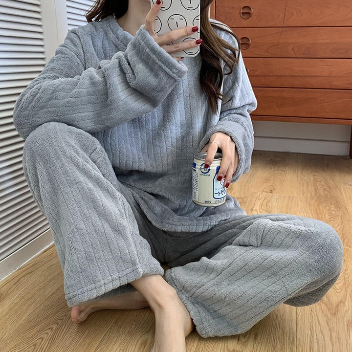 Perfecte wintermode: warme dames koraalfleece pyjamaset. Comfortabele 2-delige loungewear voor koude dagen.