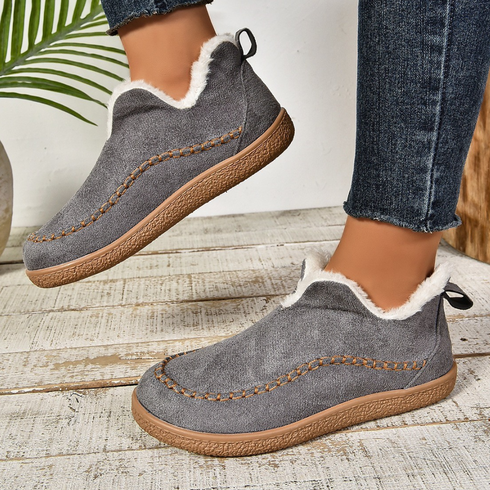 Comfortabele pluche damespantoffels Selene, perfect als warme huisschoenen. Antislipzool voor veilige stappen binnenshuis.