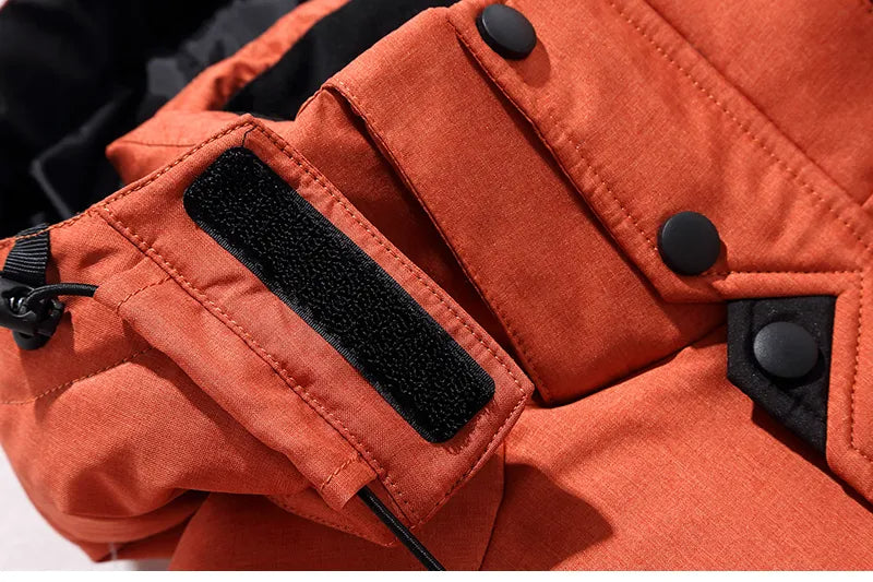 Volledige weergave van een grijze heren wintersportjas. Warm, winddicht en functioneel design.