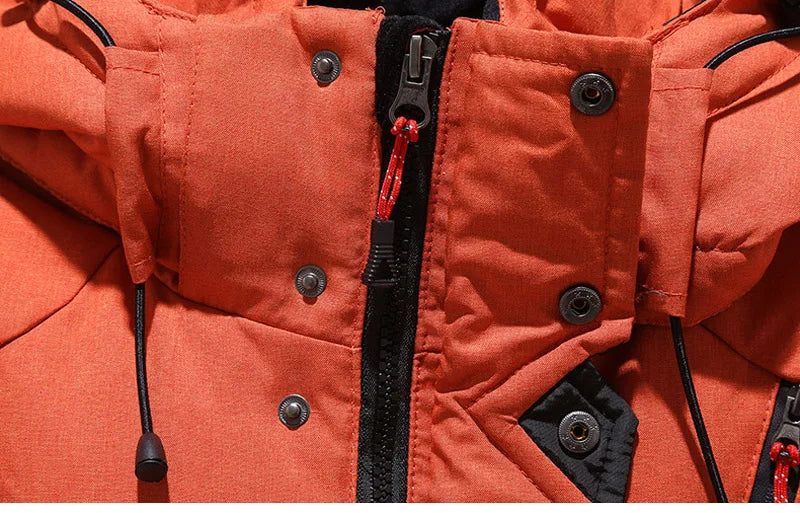 Legergroene thermische herenjas, winddicht en waterafstotend voor de wintersport.