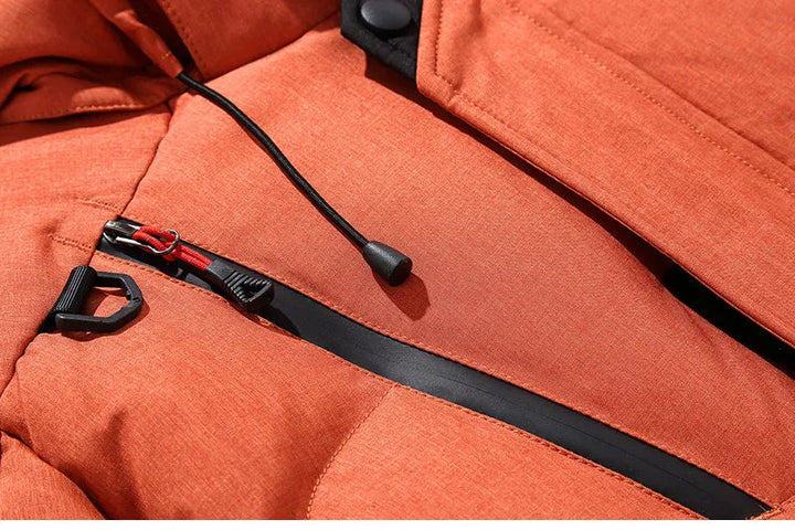 Actieve oranje heren skijas, winddicht en warm. Essentieel voor dynamische wintersporten.