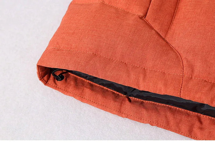 Moderne blauwe heren winterjas, thermisch en winddicht. Perfect voor stijlvolle wintersport.