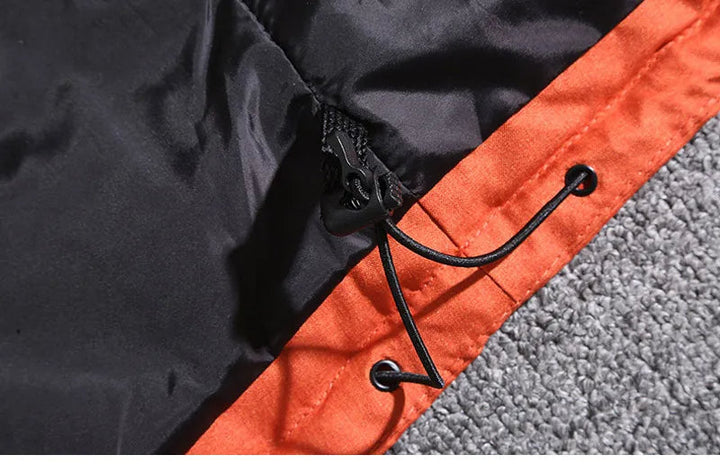 Opvallende oranje heren skijas, winddicht en warm. Goede zichtbaarheid op de piste.