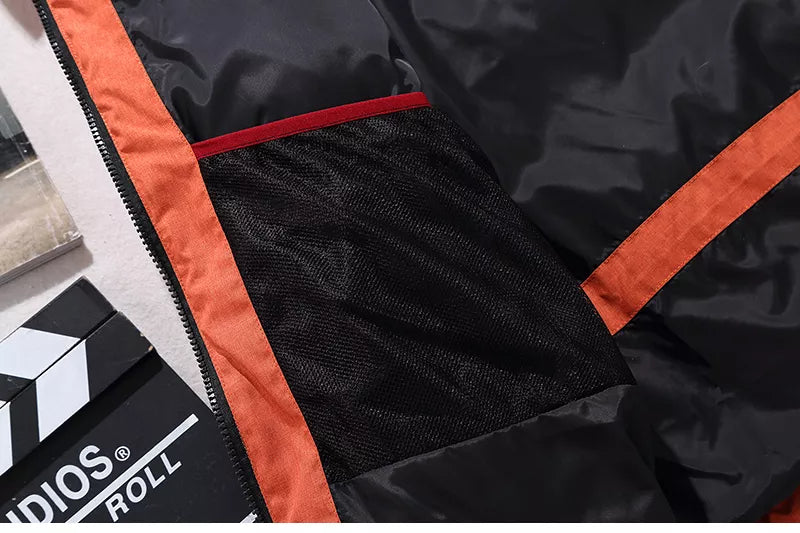 Legergroene heren winterjas met sportief design. Thermisch en winddicht voor outdoor avonturen.