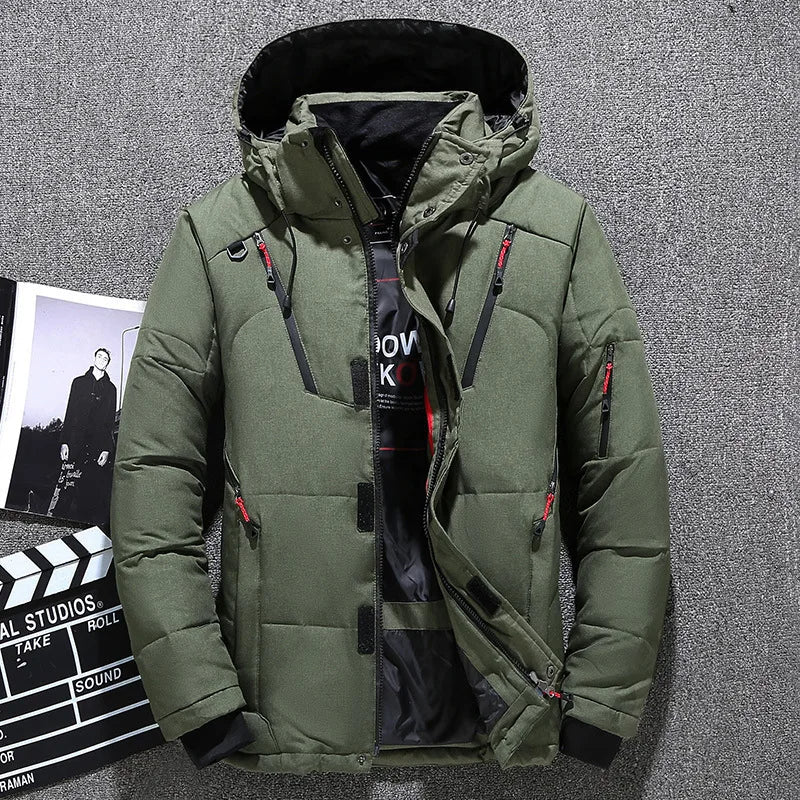 Warme heren ski-jas, zwart, met thermische isolatie en winddichte stof. Essentiële buitenkleding.