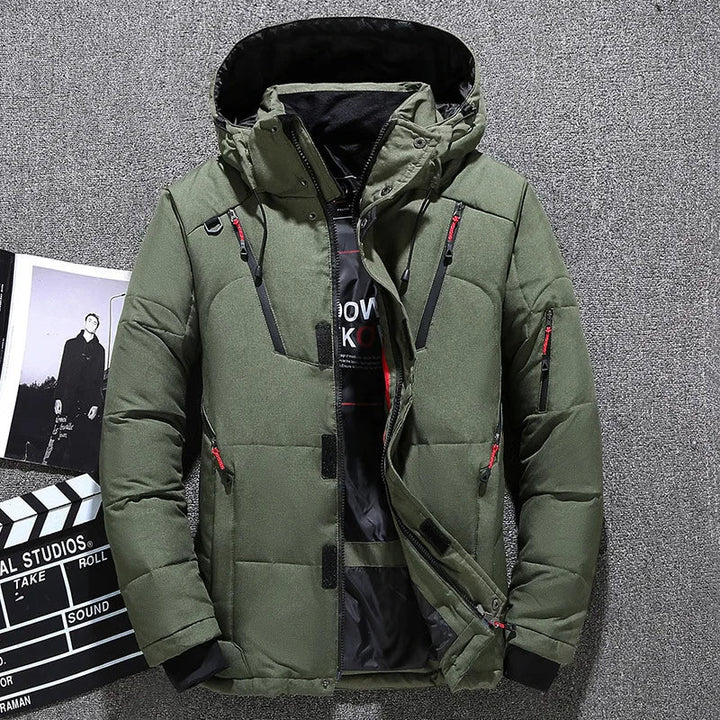 Warme heren ski-jas, zwart, met thermische isolatie en winddichte stof. Essentiële buitenkleding.