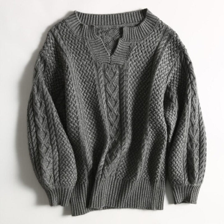 Warme wollen trui voor dames met kabelpatroon, verkrijgbaar in diverse kleuren en maten, perfect voor winterse stijl.