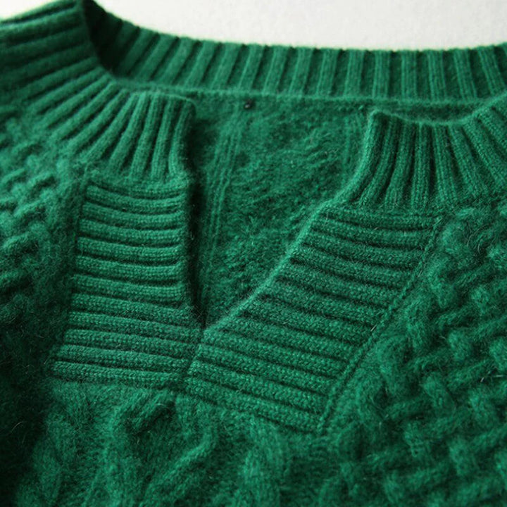 Warme wollen trui voor dames met kabelpatroon, verkrijgbaar in diverse kleuren en maten, perfect voor winterse stijl.