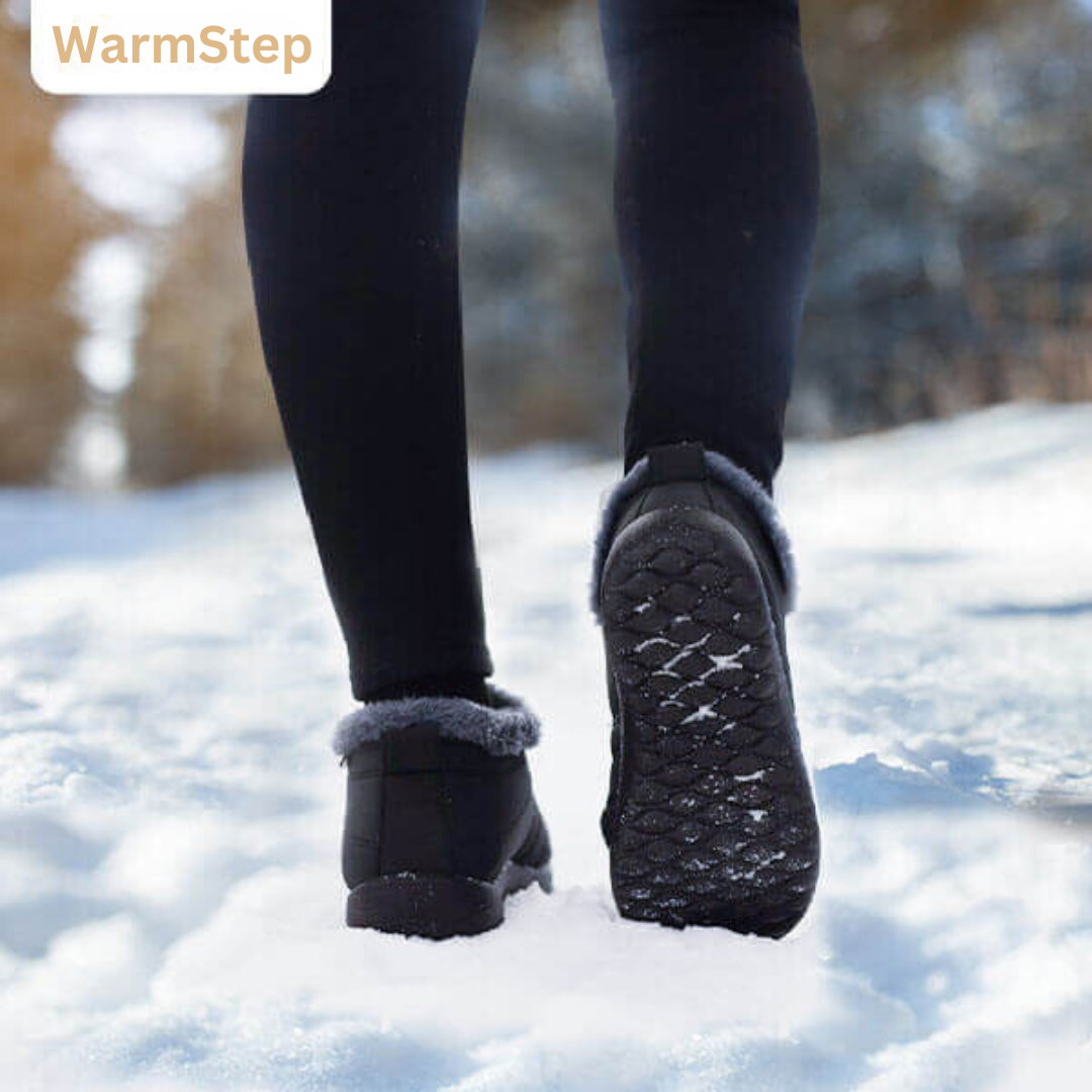 Persoon draagt WarmStep winterpantoffels; comfortabele, warme en antislip gezellige schoenen voor thuis.